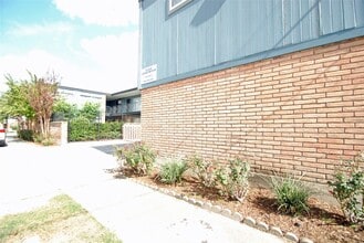 Building Photo - 2515 Yoakum Blvd