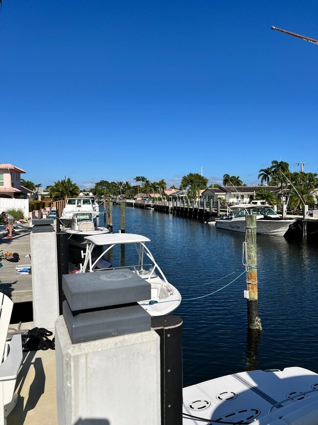 Building Photo - 5510 Bayview Dr