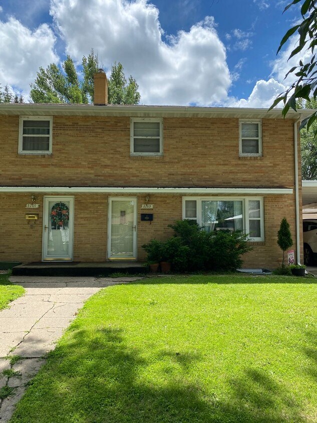 Primary Photo - Spacious 4 Bed 2 Bath Duplex! Garage and A...