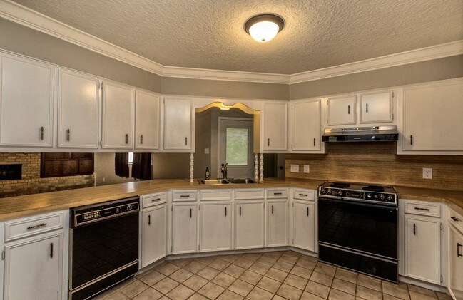 Building Photo - 4625 Folsom Dr