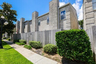 Building Photo - 17441 Red Oak Dr