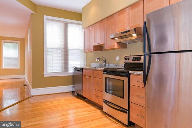 Building Photo - 1305 W 13th St