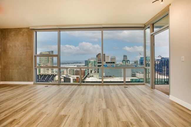 Foto del edificio - S/W Facing Icon Penthouse with Spectular Ballpark, Bay, and Ocean Views