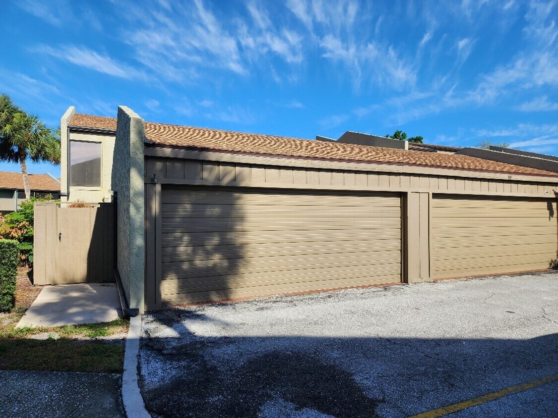 Foto principal - Gorgeous 3-Bedroom, 2.5-Bathroom Townhome ...