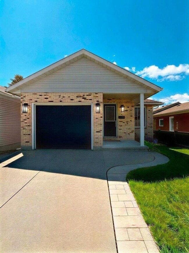 Building Photo - 663 Grove Ave