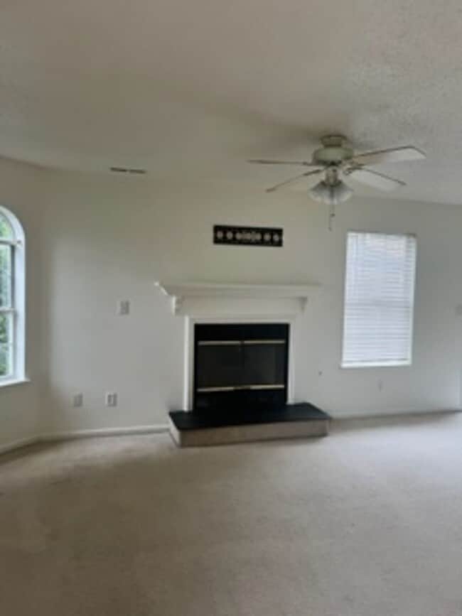 Building Photo - 2 Br 2 Bath