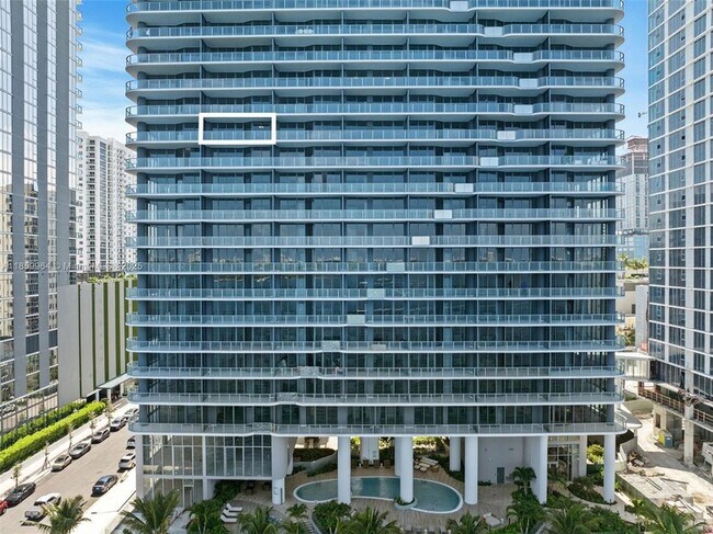 Foto del edificio - 700 NE 24th St