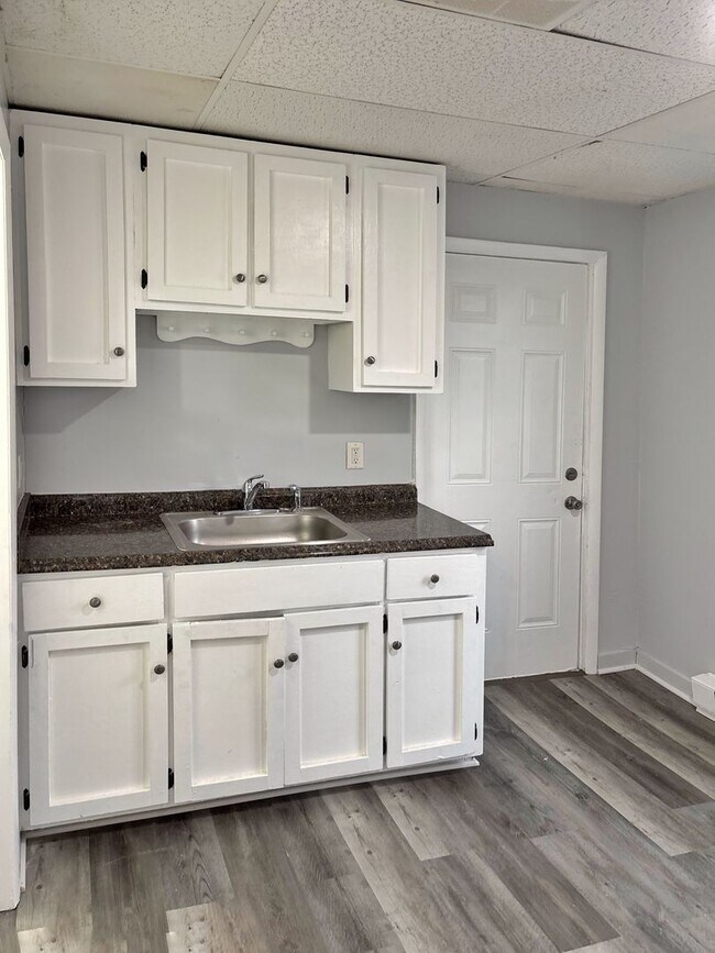 Building Photo - 552 N 10th St