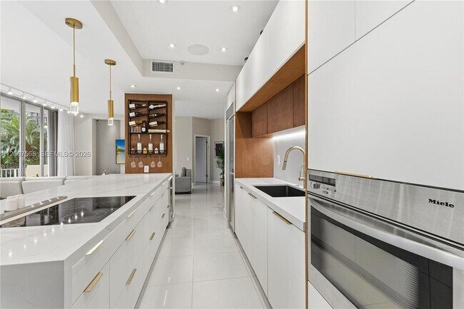 Foto del edificio - 3500 Mystic Pointe Dr