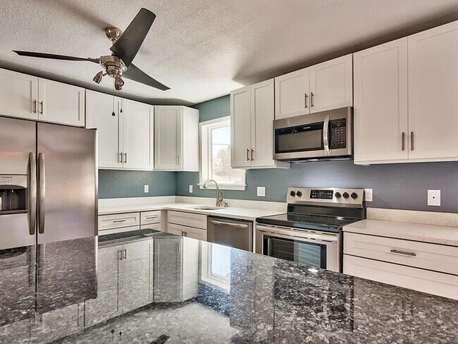 Building Photo - 3 Bedroom Home with pool in Destin on Kelly Street!