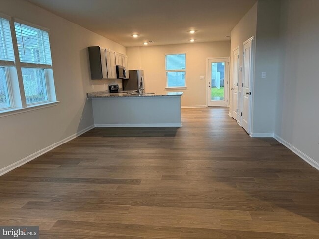 Building Photo - 561 Norwood Dr