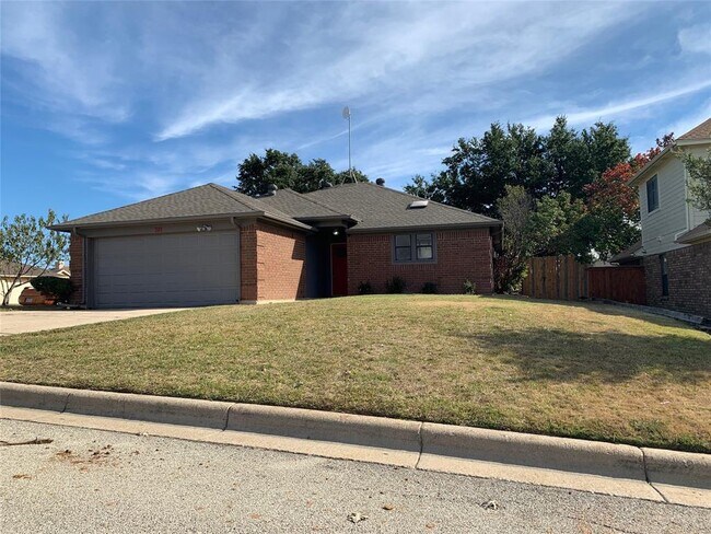 Building Photo - 301 Birchwood Ln