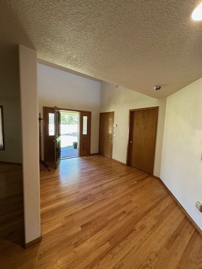Foto del edificio - Custom Gated 4BR Rural Home – Scenic Views...