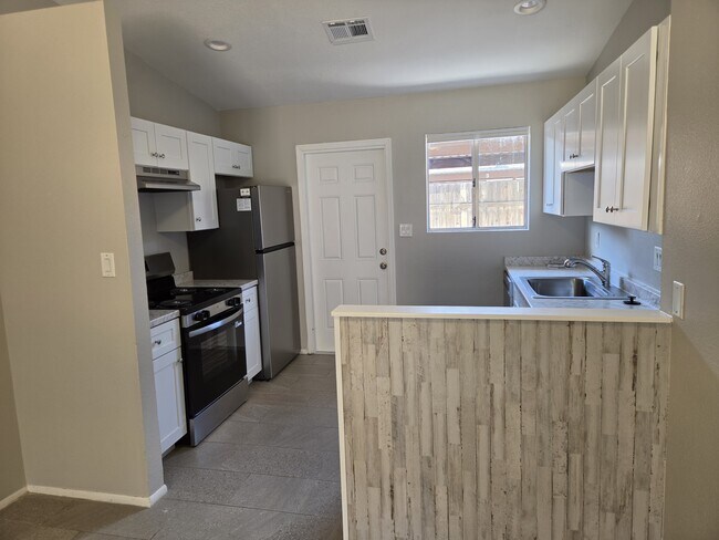 Foto del edificio - 6245 E Glencove Cir
