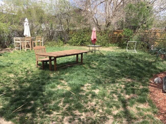 Building Photo - Spacious 3 Bedroom, 1.5 Bathroom Home in G...