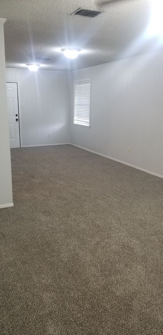 Foto del edificio - 4 bedroom 1 1/2 bath