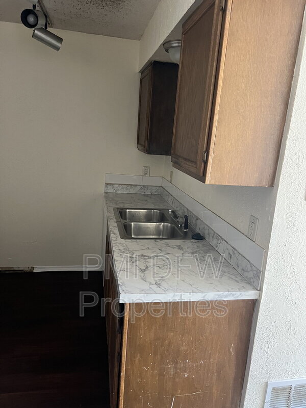 Foto del edificio - 1510 Cherrycrest Ln