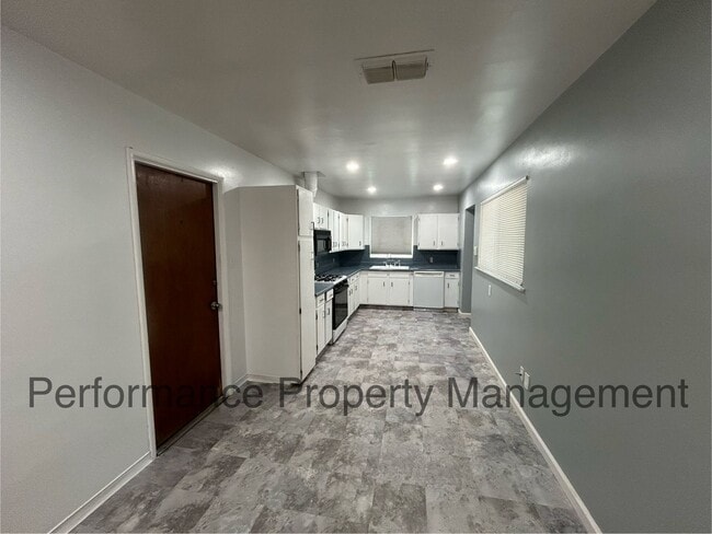 Foto del edificio - Cute 2 Bed/1 Bath Home in SW Bakersfield w/ RBP & $0 Deposit Option