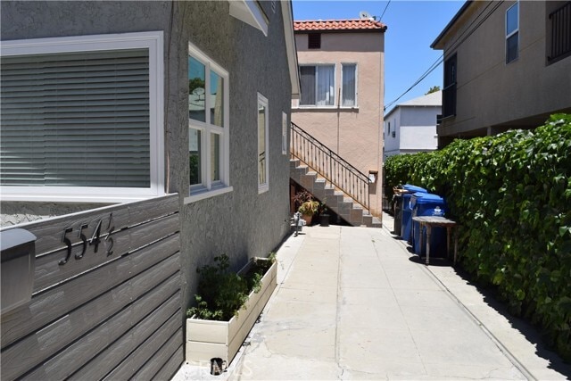 Building Photo - 552 W 22nd St