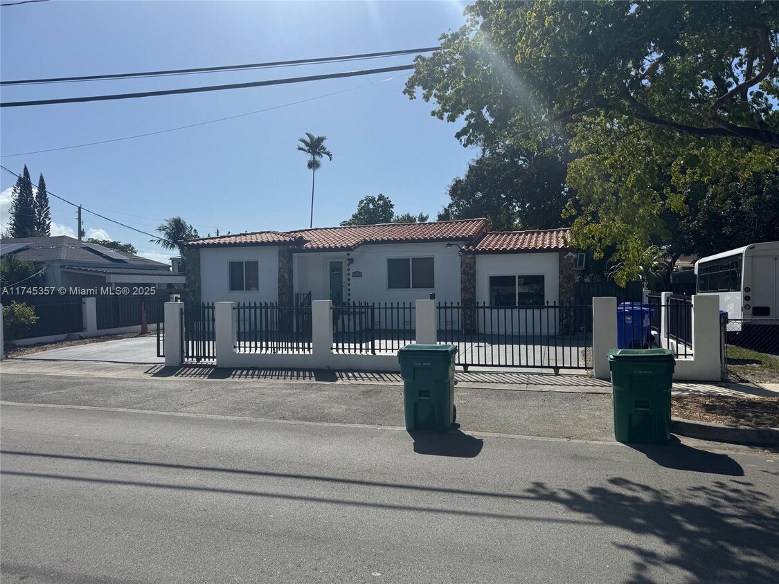 Foto principal - 2440 NW 1st St