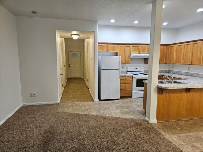 Vista hacia el hall de entrada y la cocina desde la sala de estar. - 528 Fenton Ave