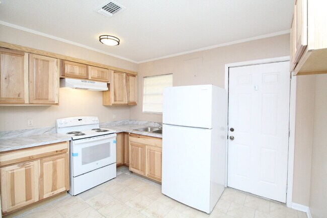Foto del edificio - Updated 2BR/1BA Milton Triplex Unit Near Hwy 90 with Tile Flooring, Modern Bath Updates & Voucher...