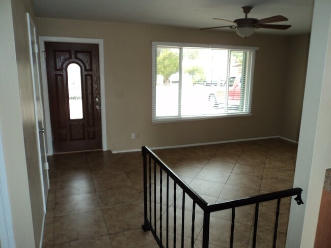 Building Photo - Freshly painted and ready for new occupant...