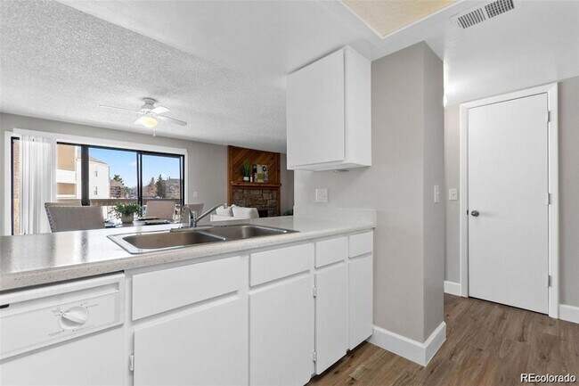 Foto del edificio - 4896 S Dudley St