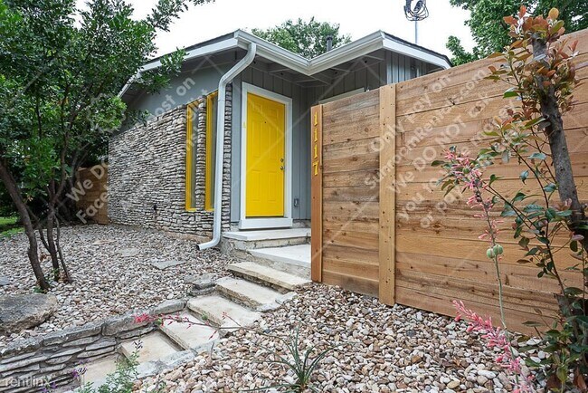 Building Photo - 2 br, 1 bath Duplex - 1117 Mariposa Dr B B