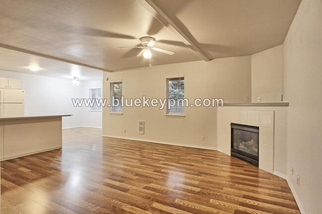 Building Photo - REDUCED $200 for 1st 3 Months- $1795! Main...