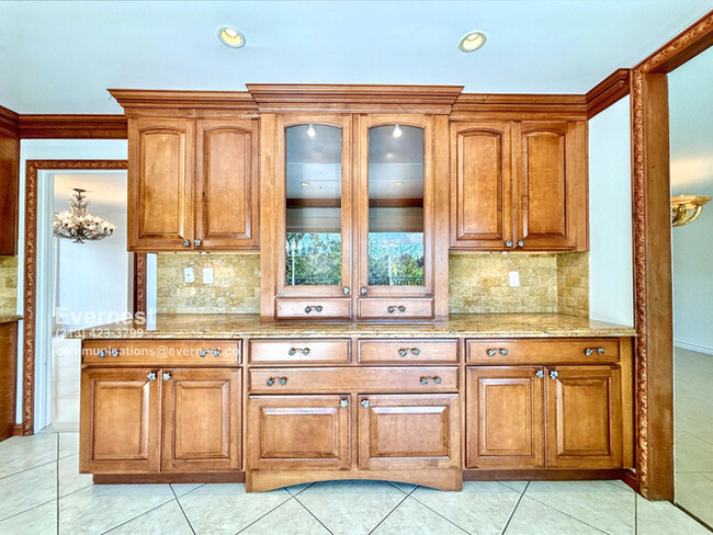 Building Photo - Stunning 5-Bedroom Home with Luxurious Fea...
