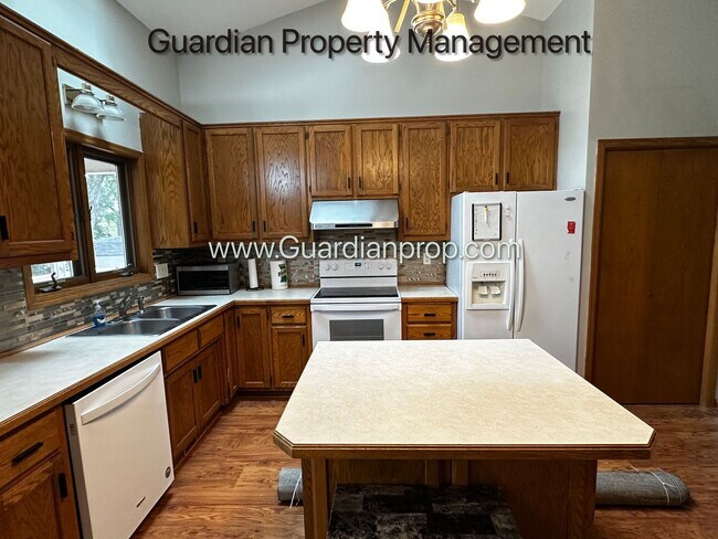 Building Photo - Maple Grove Single Family Home, 2 Car Gara...