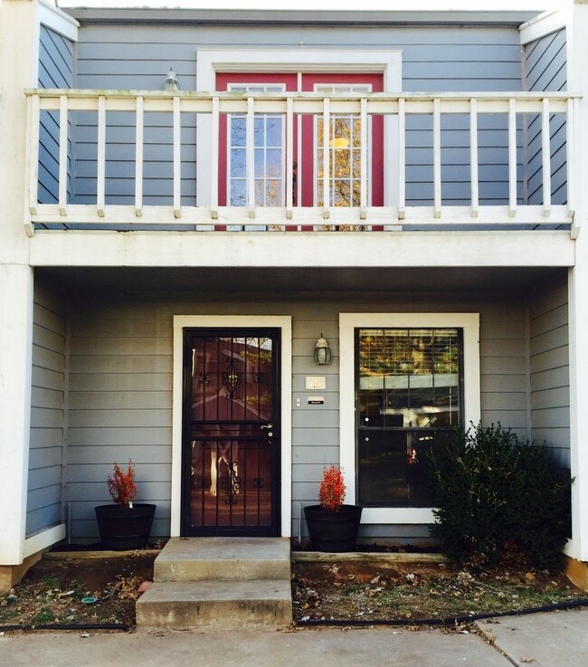 Building Photo - 1033 E 57th Pl