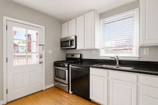 Building Photo - 506 S Lazelle St