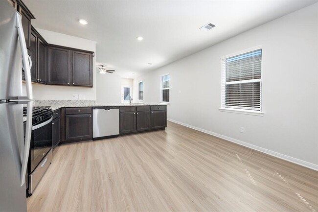 Foto del edificio - 15454 Maple Ter Dr