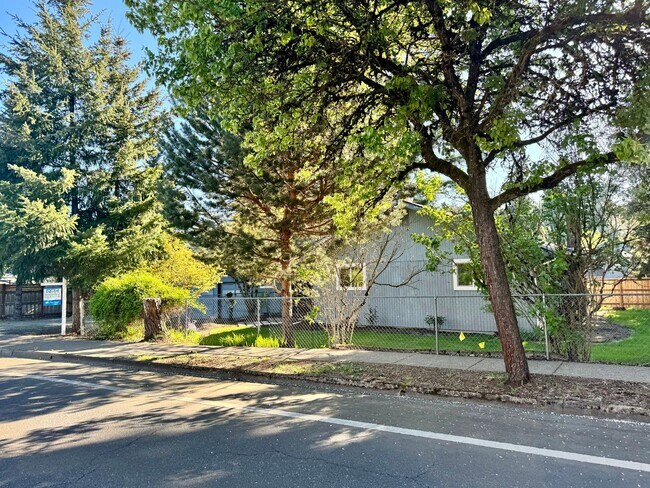 Building Photo - HUGE FENCED YARD!! Updated 3 Bed, 1 Bath H...