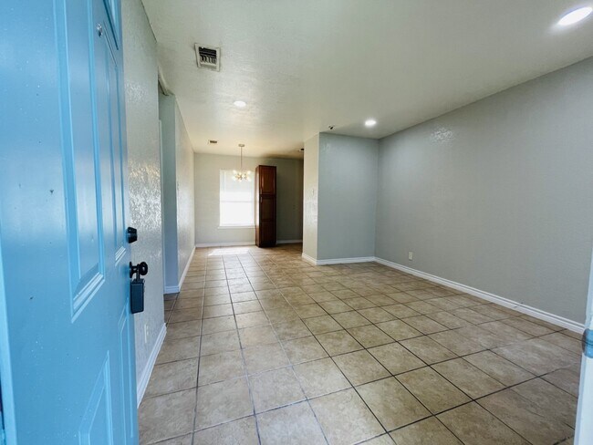 Building Photo - 4822 Hemphill Dr