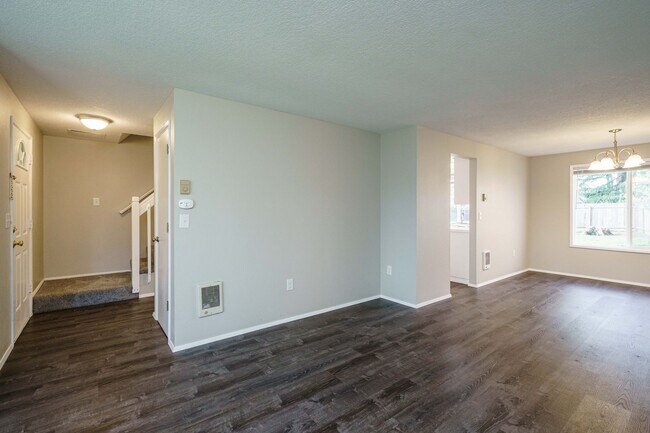 Foto del edificio - Recently Updated with Wood Laminate Flooring and Fresh Paint