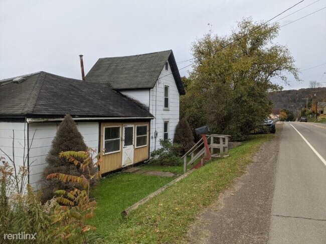 Building Photo - 2 br, 1 bath House - 335 E 2nd St B Unit B