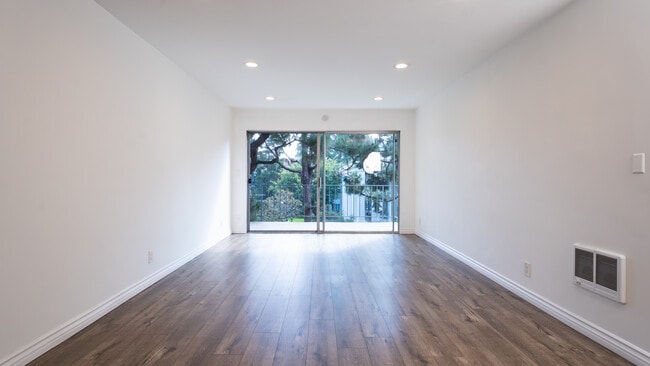 Building Photo - 102 Scholz Plz