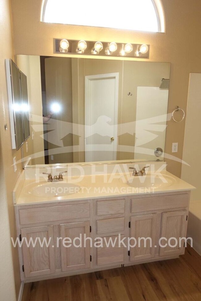 Building Photo - Single-Level 3 Bedroom, 2 Bathroom Home in...