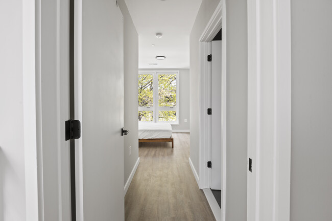 Foto del edificio - Euclid (Furnished Rooms)