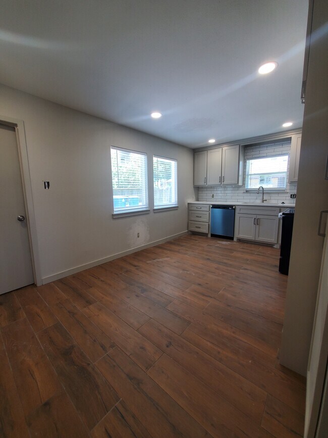 Building Photo - 119 Poesta Dr