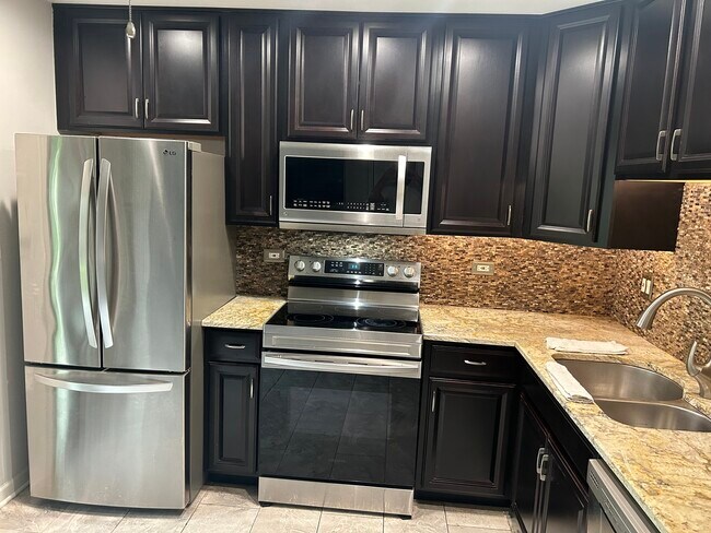 Building Photo - 206 S Waters Edge Dr