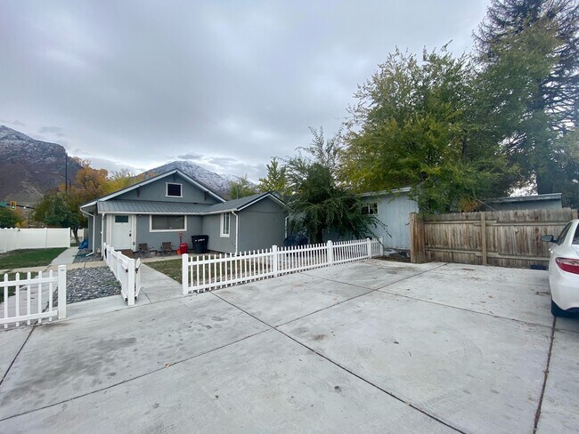 Building Photo - 306 S 400 E