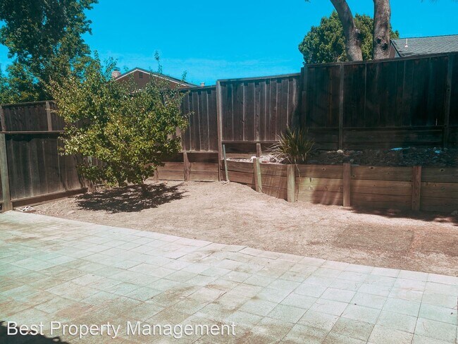 Building Photo - 802 Palomino Dr