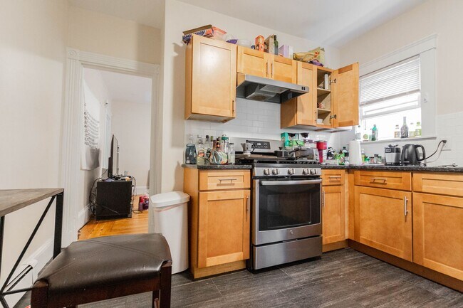 Foto del edificio - Allston 5 bed/2 bath with updated kitchen available 9/1/2026