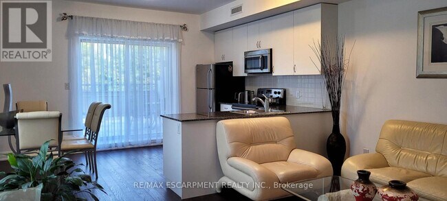 Photo du bâtiment - 736 Sheppard Ave W