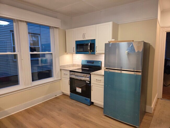 Cocina, refrigerador y microondas - 146 Park Ave