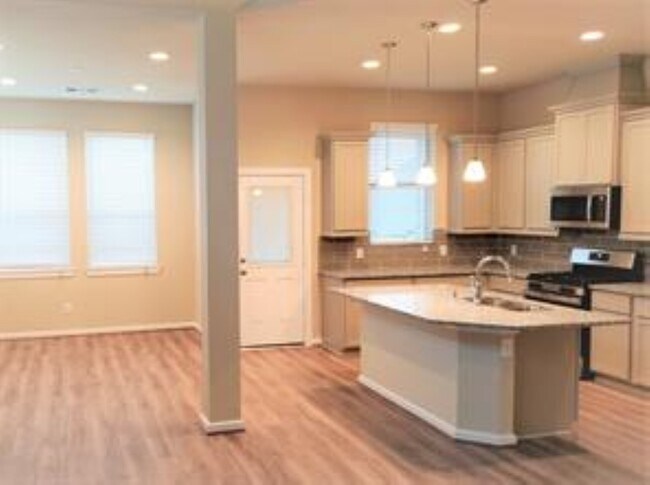 Luminosa y abierta sala de estar principal - 2522 Manor Valley Ct
